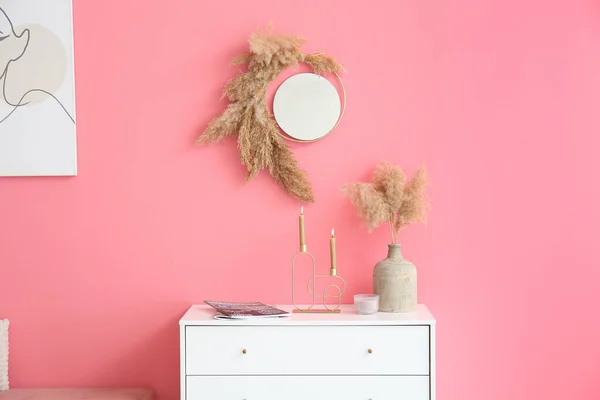 Chest Drawers Candles Vase Color Wall — Stock Photo, Image