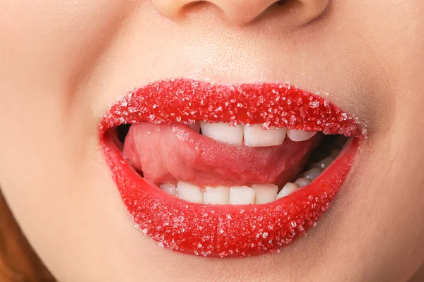 砂糖の唇を持つ美しい若い女性 クローズアップ — ストック写真