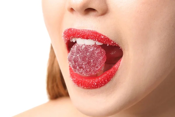 Schöne Junge Frau Mit Zuckerlippen Essen Gelee Bonbons Nahaufnahme — Stockfoto