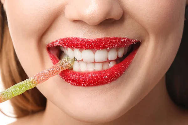 Όμορφη Νεαρή Γυναίκα Χείλη Ζάχαρη Τρώει Καραμέλα Ζελέ Closeup — Φωτογραφία Αρχείου