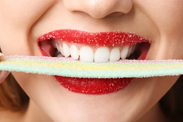 Piękna Młoda Kobieta Słodkimi Ustami Jedząca Cukierki Zbliżenie — Zdjęcie stockowe