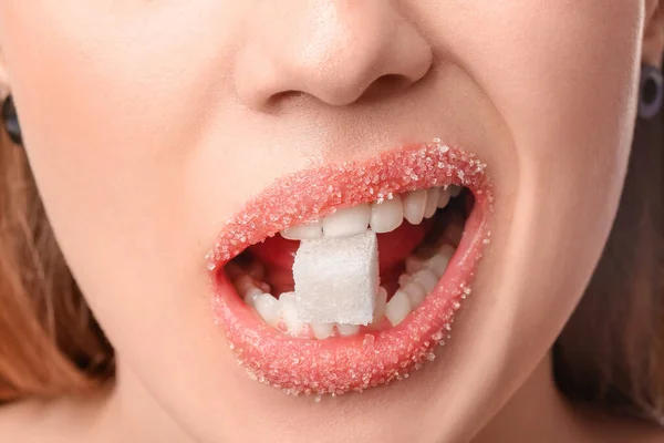 砂糖の唇を持つ美しい若い女性 クローズアップ — ストック写真
