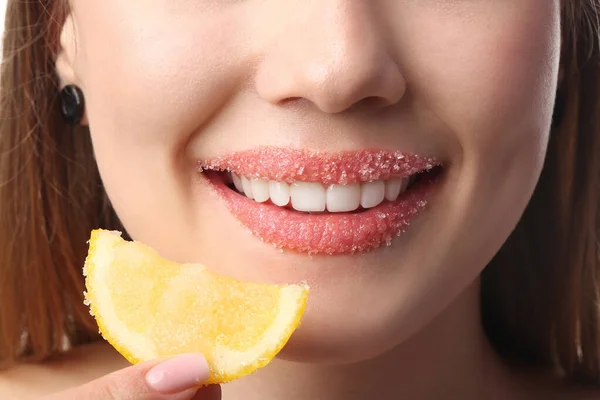 Bella Giovane Donna Con Labbra Zucchero Limone Primo Piano — Foto Stock