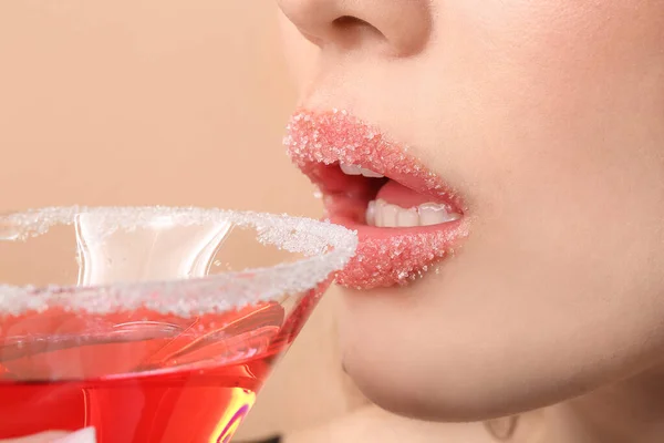砂糖の唇を飲むカクテルを持つ美しい若い女性 クローズアップ — ストック写真