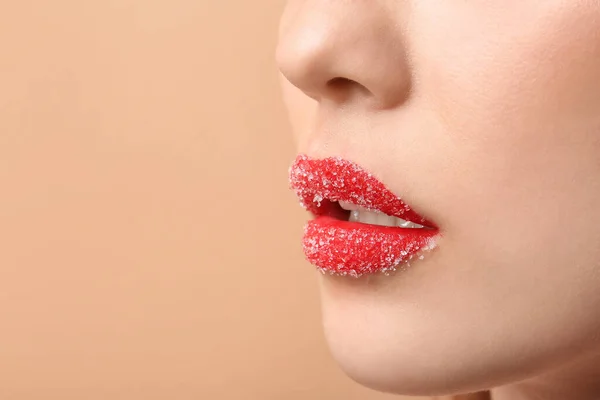 Hermosa Joven Con Labios Azúcar Primer Plano — Foto de Stock