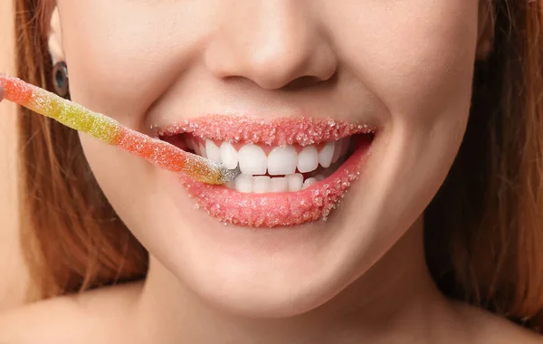 Mulher Bonita Com Lábios Açúcar Comendo Doces Geleia Close — Fotografia de Stock