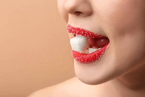 Schöne Junge Frau Mit Zuckerlippen Nahaufnahme — Stockfoto