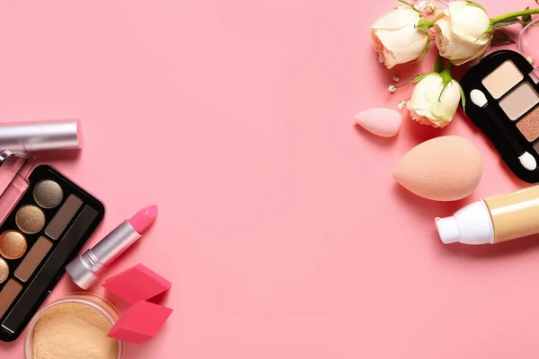 Sammansättning Med Dekorativa Kosmetika Och Blommor Färg Bakgrund — Stockfoto