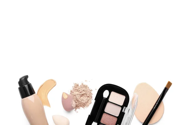 Olika Dekorativa Kosmetika Och Makeup Svampar Vit Bakgrund — Stockfoto