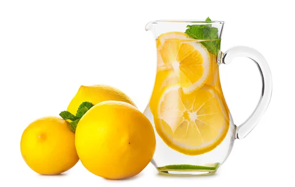 Jug Välsmakande Kall Lemonad Vit Bakgrund — Stockfoto