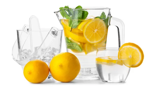 Brocca Bicchiere Gustosa Limonata Fredda Sfondo Bianco — Foto Stock