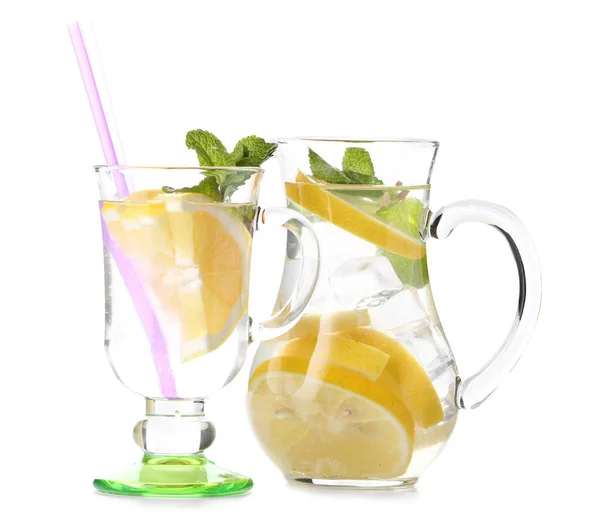 Dzbanek Szklanka Smacznej Zimnej Lemoniady Białym Tle — Zdjęcie stockowe