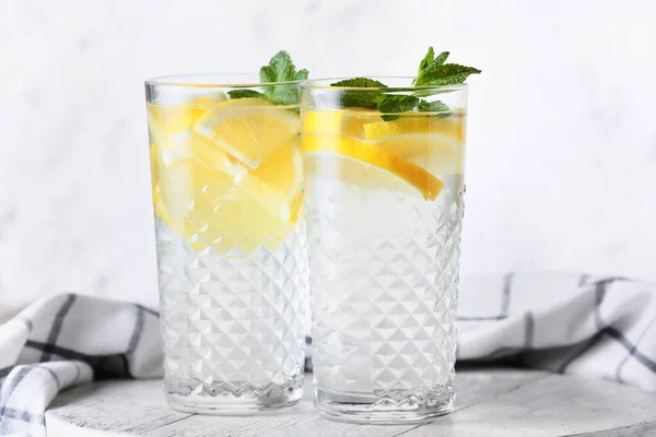 Bril Van Lekkere Koude Limonade Lichte Achtergrond Close — Stockfoto