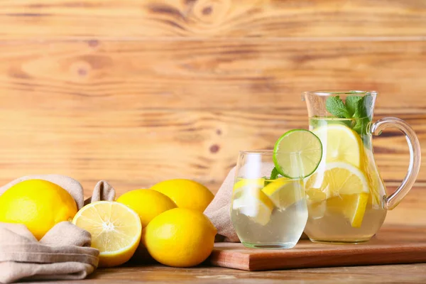 Jarra Vaso Con Sabrosa Limonada Fría Sobre Fondo Madera —  Fotos de Stock