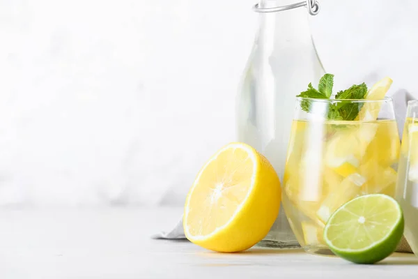 Бутылка Стакан Вкусного Холодного Лимонада Светлом Фоне Крупным Планом — стоковое фото