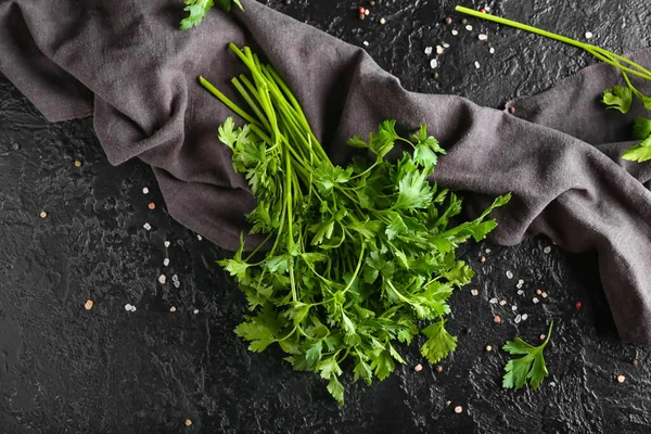 Persil Frais Avec Des Épices Sur Fond Sombre — Photo