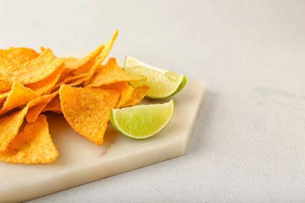 Board Tasty Nachos Sauce Lime Light Background Closeup — Stock Photo, Image