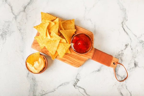 Tablero Con Sabrosos Nachos Salsas Sobre Fondo Claro — Foto de Stock