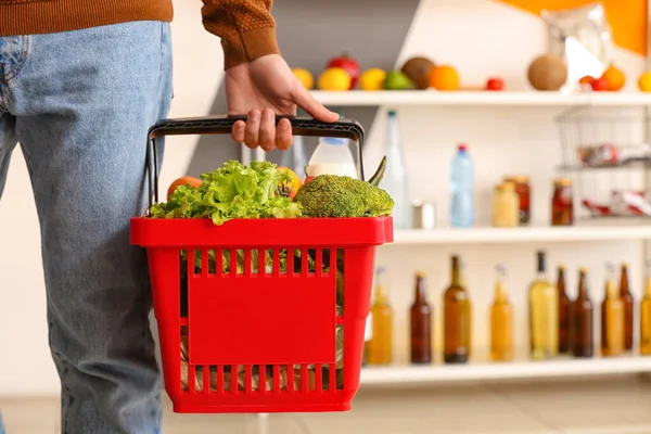 Hombre Comprando Comida Supermercado —  Fotos de Stock