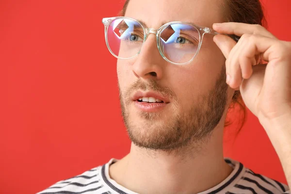 Young Man Wearing Eyeglasses Color Background — Stock Photo, Image