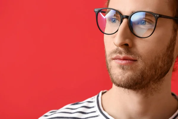 Jeune Homme Portant Des Lunettes Sur Fond Couleur — Photo