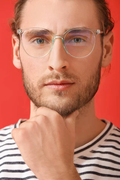Junger Mann Trägt Brille Auf Farbigem Hintergrund — Stockfoto