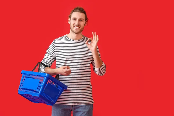 Young Man Empty Shopping Basket Showing Color Background — Stock Photo, Image