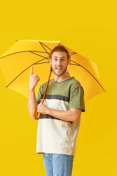 Joven Guapo Con Paraguas Sobre Fondo Color — Foto de Stock