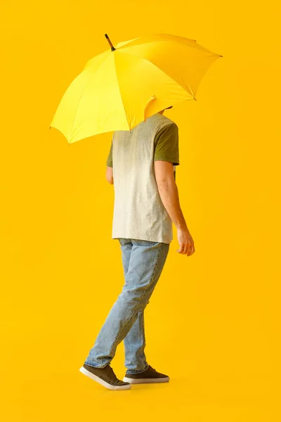 Joven Guapo Con Paraguas Sobre Fondo Color — Foto de Stock