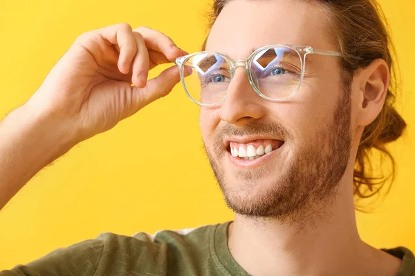 Jeune Homme Portant Des Lunettes Sur Fond Couleur — Photo