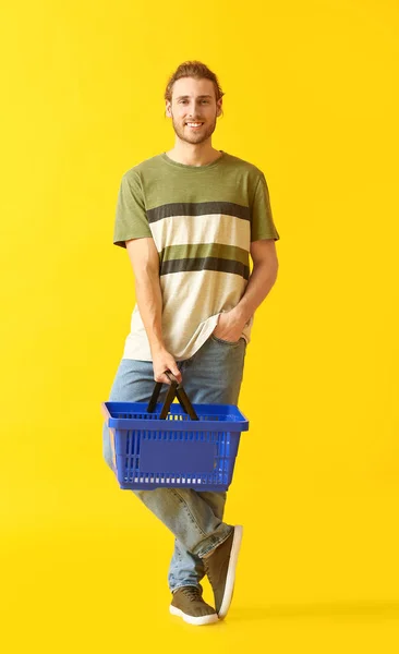 Hombre Joven Con Cesta Compra Vacía Fondo Color —  Fotos de Stock