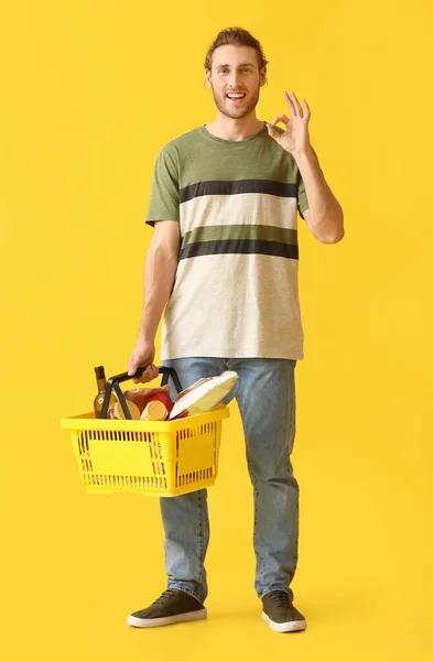 若いですショッピングバスケットとともにOk上の色の背景 — ストック写真