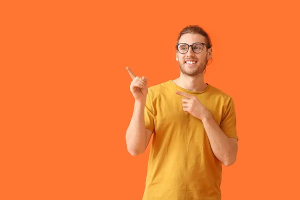 Young Man Wearing Eyeglasses Pointing Something Color Background — Stock Photo, Image