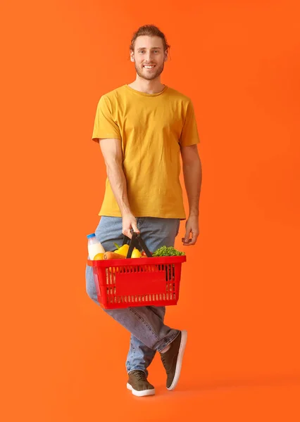 Jeune Homme Avec Panier Sur Fond Couleur — Photo