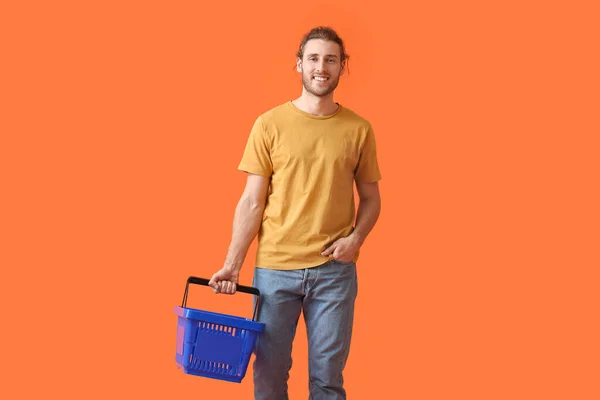 Hombre Joven Con Cesta Compra Vacía Fondo Color — Foto de Stock