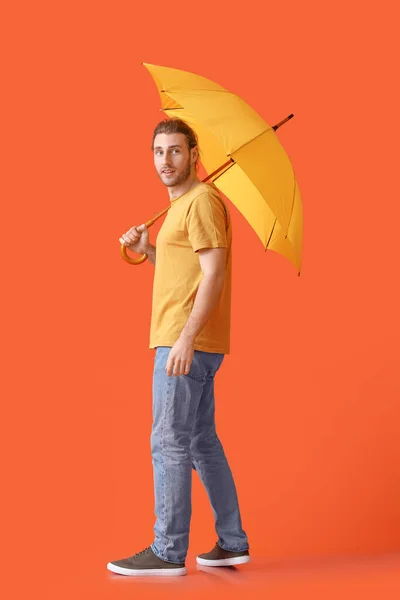 Joven Guapo Con Paraguas Sobre Fondo Color — Foto de Stock