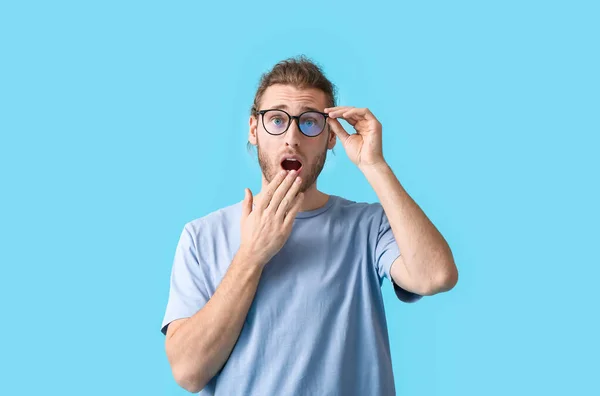 Surprised Young Man Eyeglasses Color Background — Stock Photo, Image