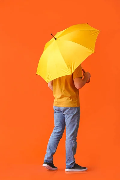 Joven Guapo Con Paraguas Sobre Fondo Color — Foto de Stock