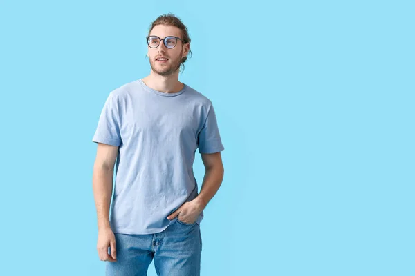 Ung Man Bär Glasögon Färg Bakgrund — Stockfoto