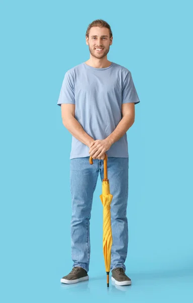 Stilig Ung Man Med Paraply Färg Bakgrund — Stockfoto