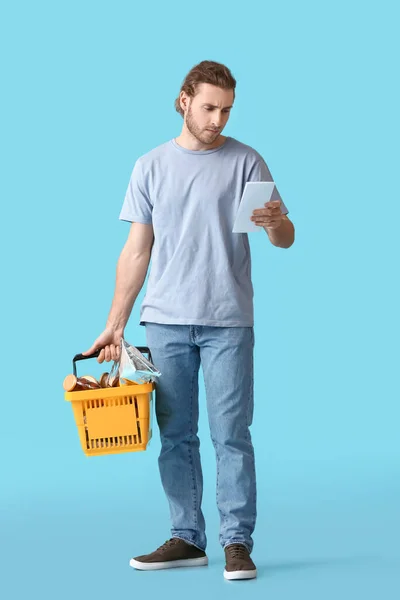 Hombre Joven Con Cesta Compra Lista Productos Fondo Color —  Fotos de Stock