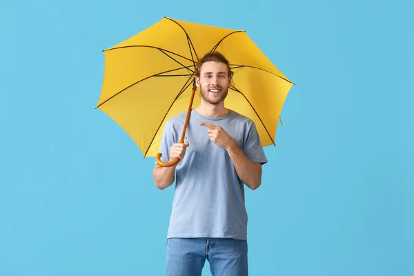 Joven Guapo Con Paraguas Sobre Fondo Color — Foto de Stock