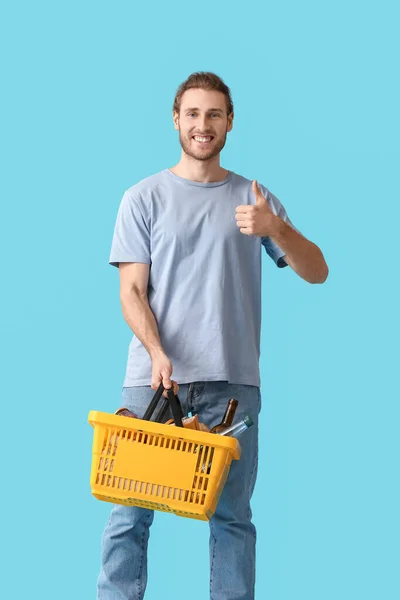 Молодой Человек Корзиной Покупок Показывает Большой Палец Вверх Цветном Фоне — стоковое фото
