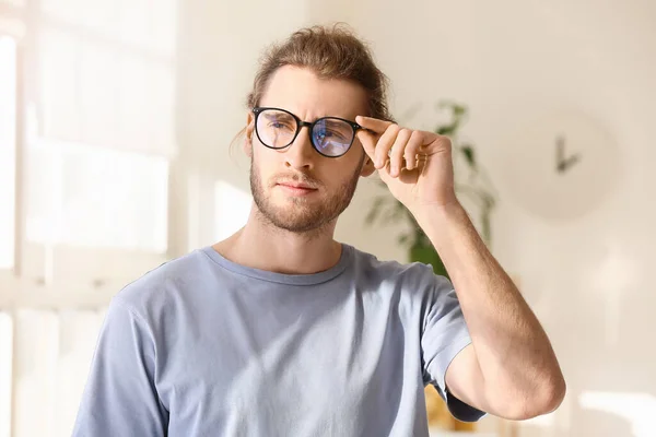 Junger Mann Mit Brille Hause — Stockfoto