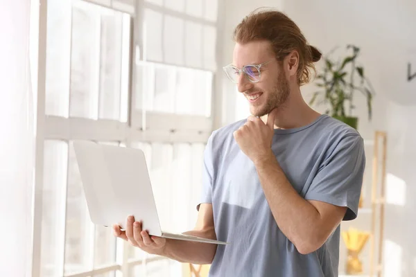 Young Man Wearing Eyeglasses Using Laptop Home — Stock Photo, Image