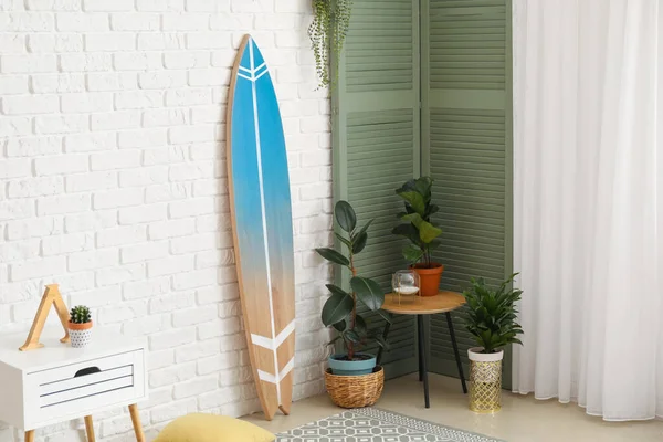 Planche Surf Avec Plantes Intérieur Chambre — Photo