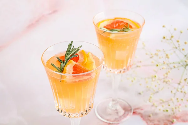 Szemüveg Ízletes Grapefruit Koktél Virágok Könnyű Háttérrel Közelkép — Stock Fotó