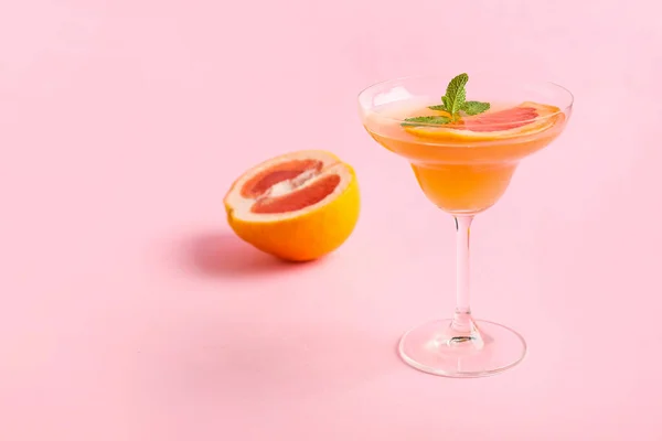 Glass Tasty Grapefruit Cocktail Color Background — Stock Photo, Image