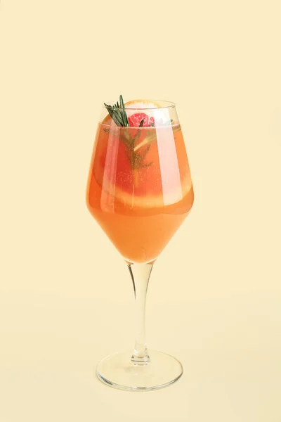 Glas Välsmakande Grapefrukt Cocktail Med Rosmarin Färg Bakgrund — Stockfoto