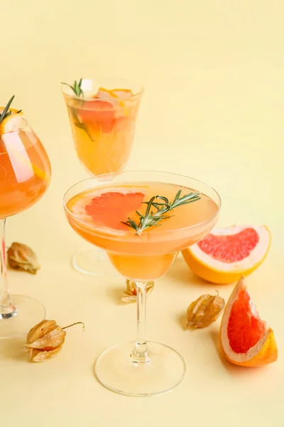 Glasögon Välsmakande Grapefrukt Cocktail Färg Bakgrund — Stockfoto